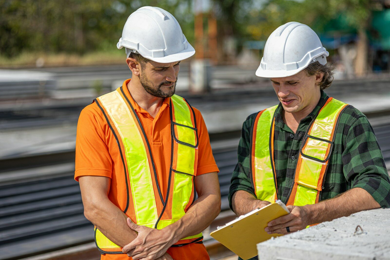 Deux techniciens échangeant sur un chantier industriel