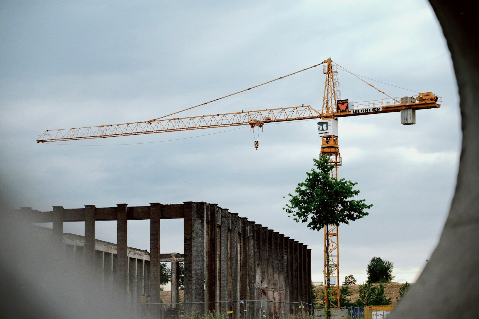 Grue à tour sur un chantier