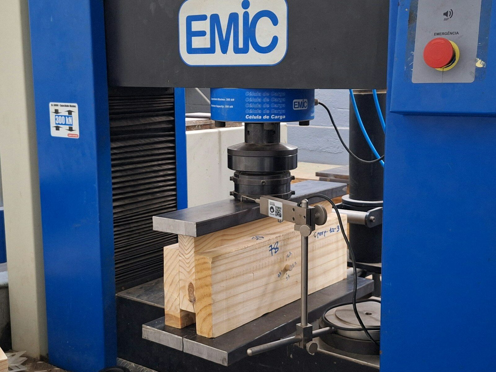Machine d'essai mécanique en laboratoire