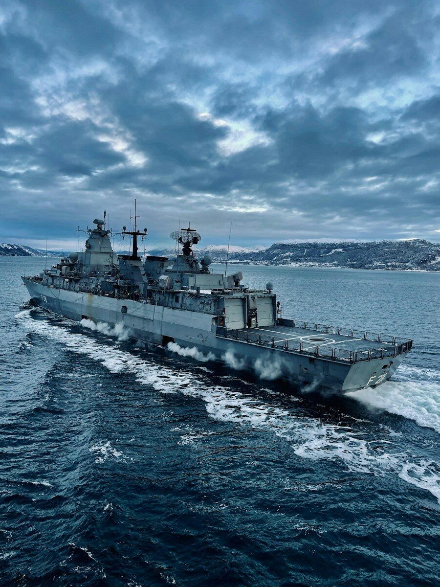 Navire militaire en mer