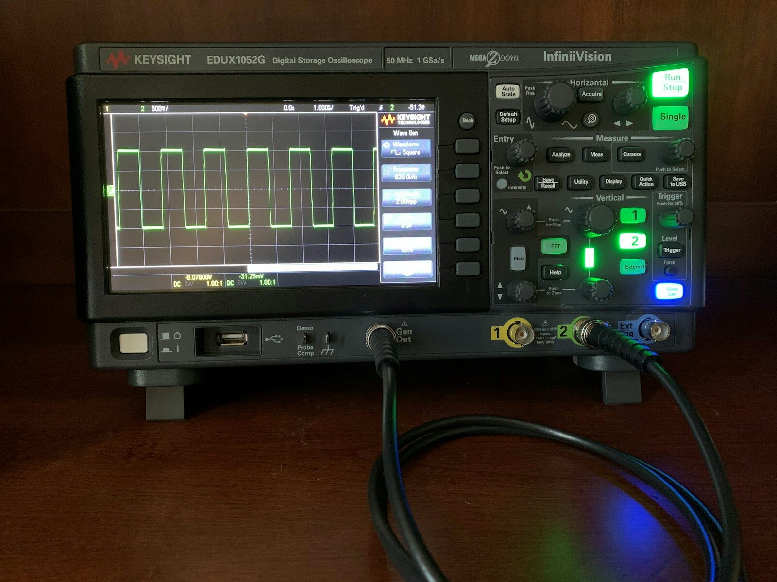 Oscilloscope affichant un signal de mesure