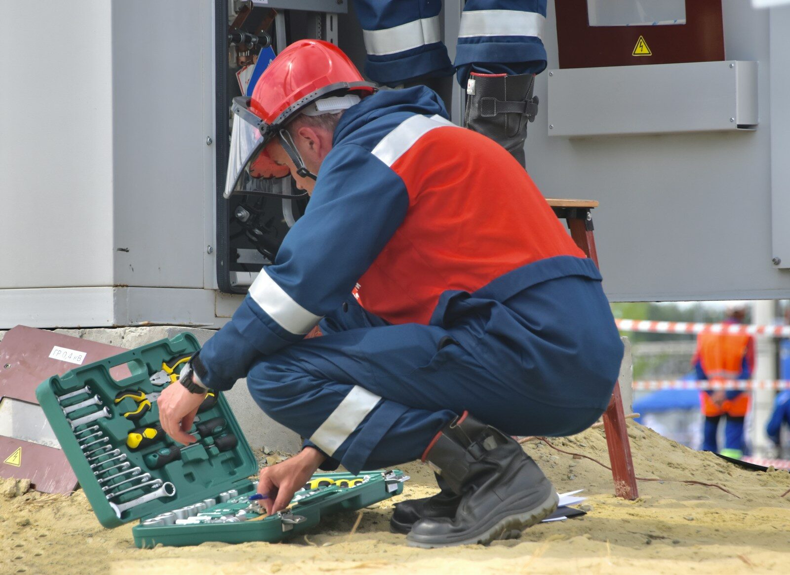 Technicien intervenant sur un équipement sur site