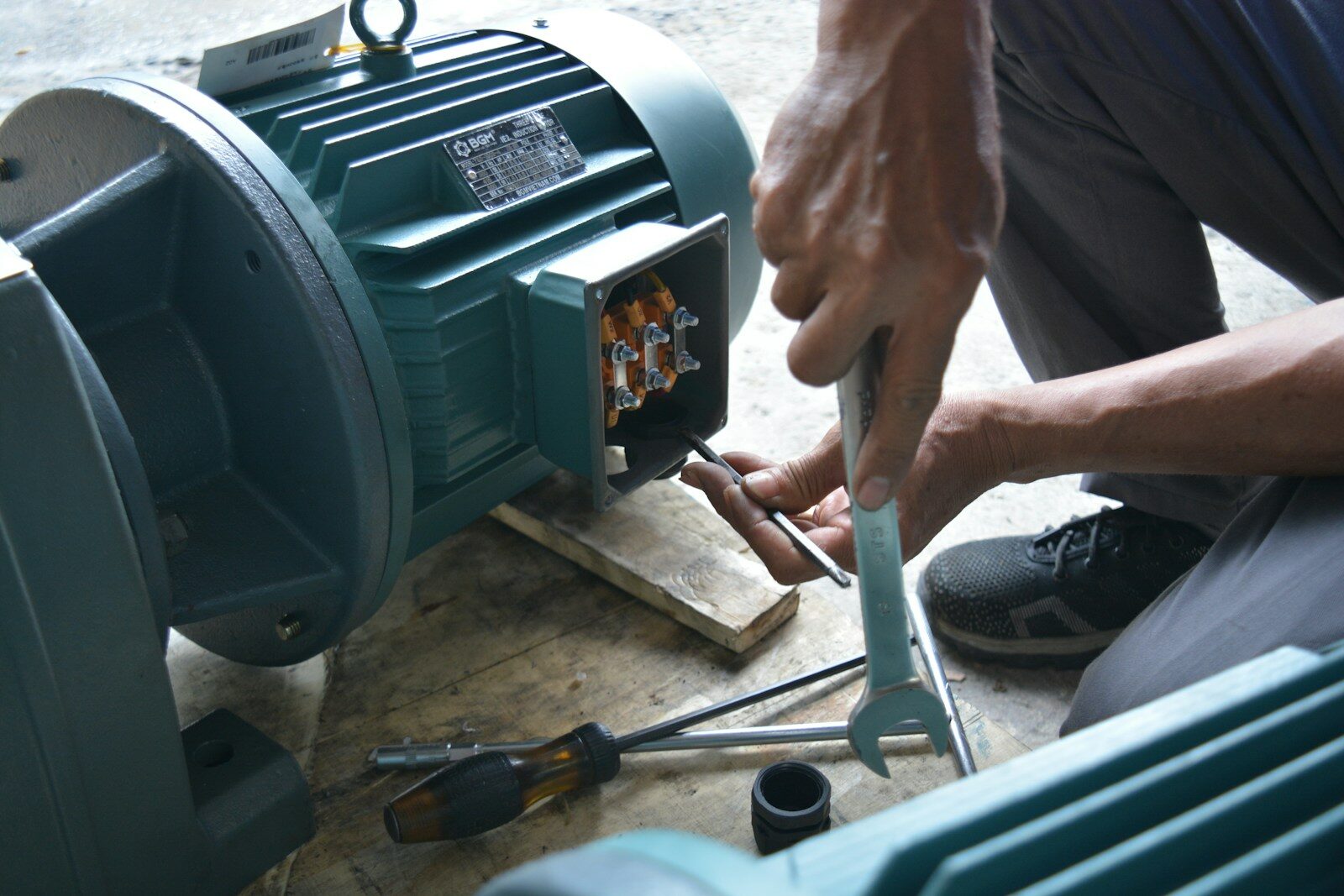 Technicien intervenant sur un moteur électrique