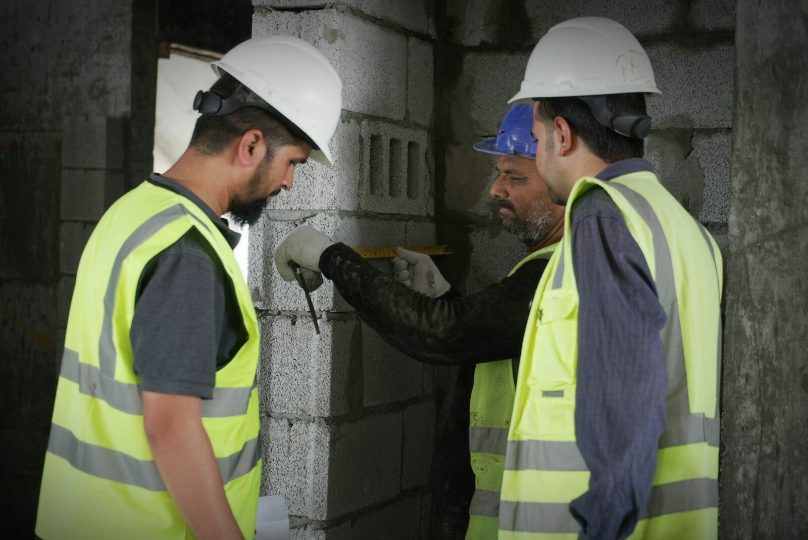 Techniciens en intervention dans un local technique
